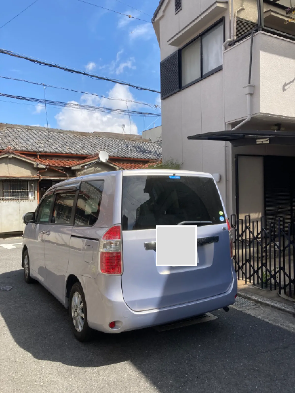 以前に乗っていた70系ノア。新車から10年。
110000km走りましたが、最後まで快適でした。まだまだ乗れたと思いますが、安全機能が進化した90系ノアに乗り換えました。
