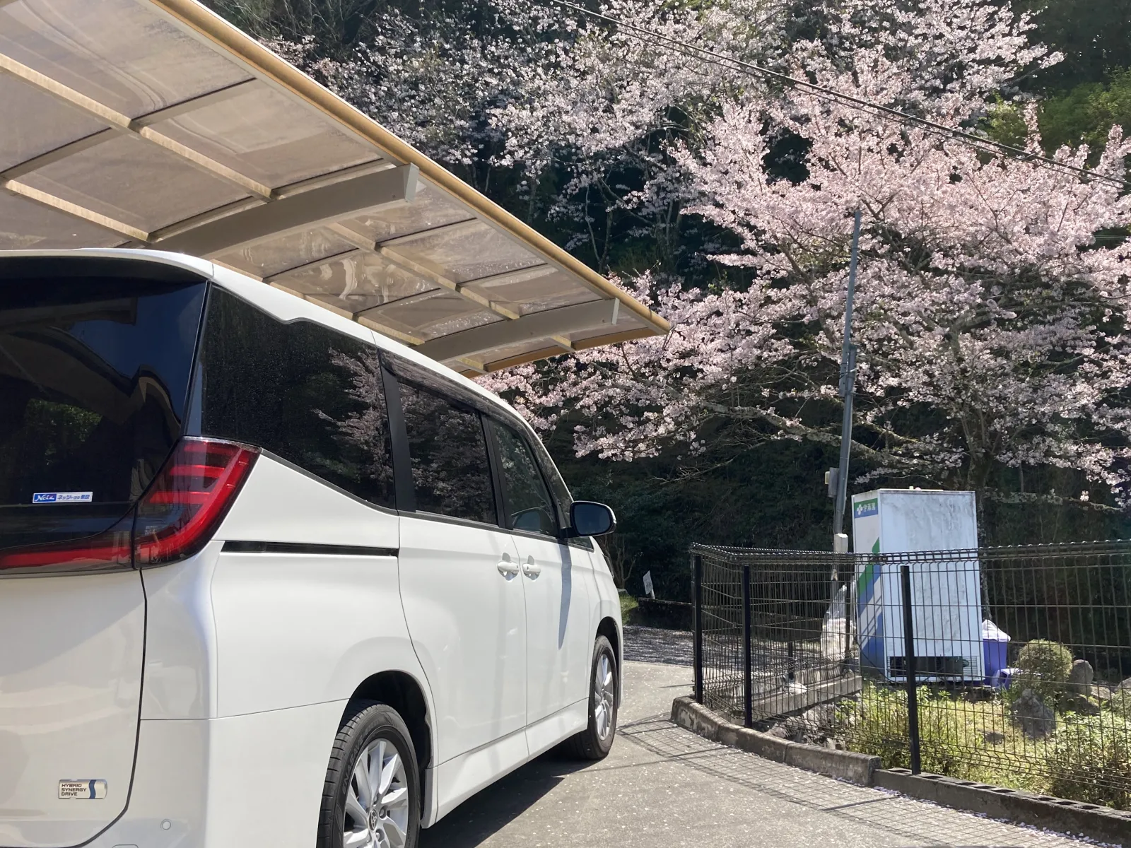 西行法師の終焉地の弘川寺に来ました。桜の美しいお寺です。