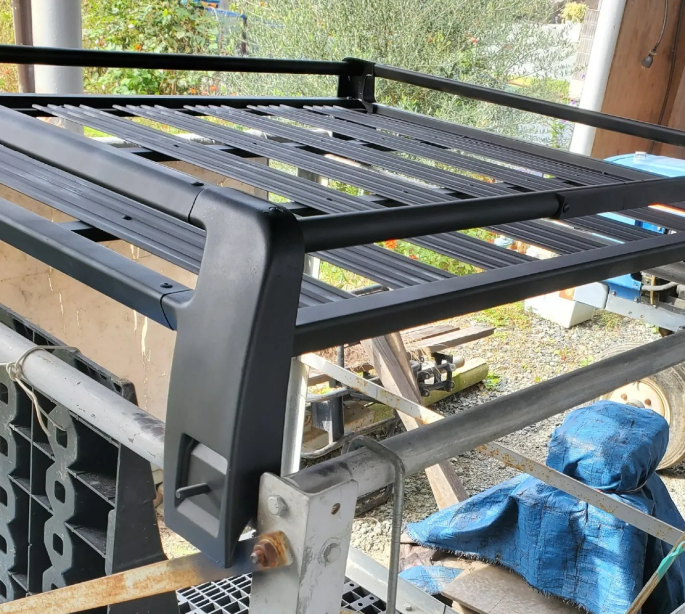 純正キャリアをミッチャクロンしてから2液ウレタンスプレーで塗装。
よく見ると塗りムラがあるー
まあいっかー