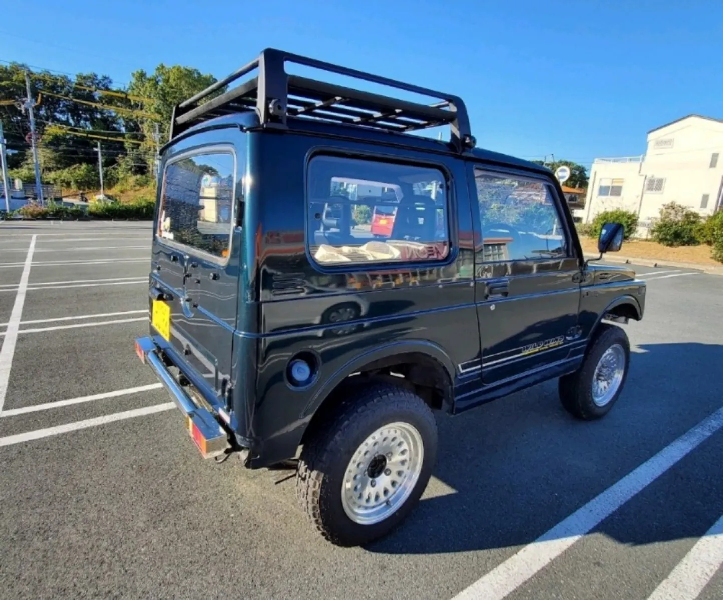 塗装ムラがかなり出てしまいましたのですが、
古い車だしこれはこれでアリかと思い込むようにしました(笑)