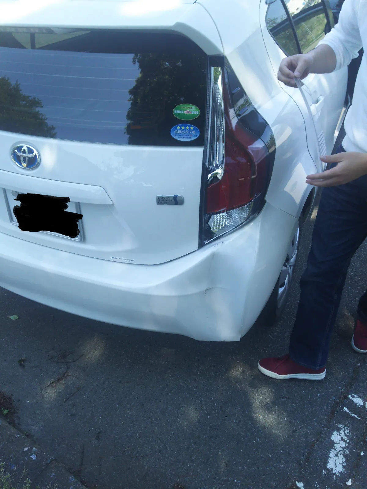友達とドライブで待ち合わせ

そしたら友達が駐車に失敗して後ろにあったポールにぶつけてしまったらしい。
結構へこむもんですね。車も友達も