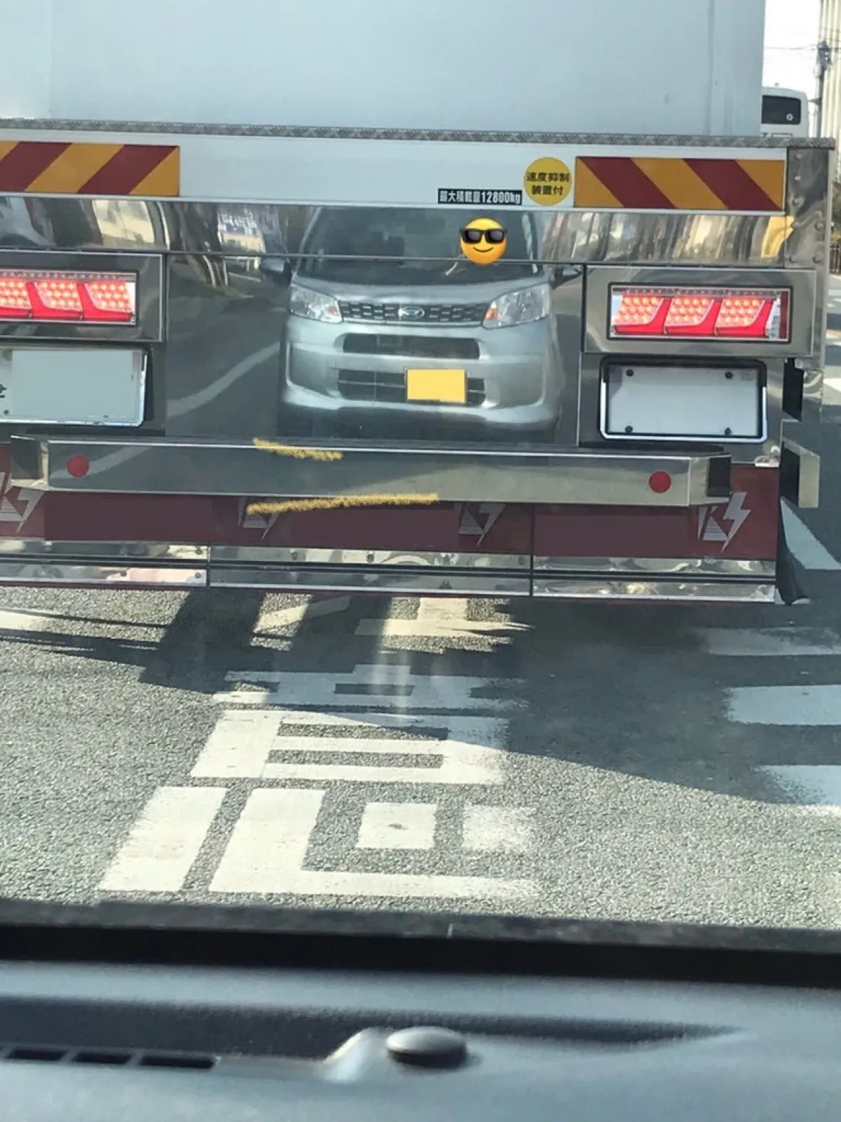 前のトラックに綺麗に反射してたので、思わずパシャリ 笑📸