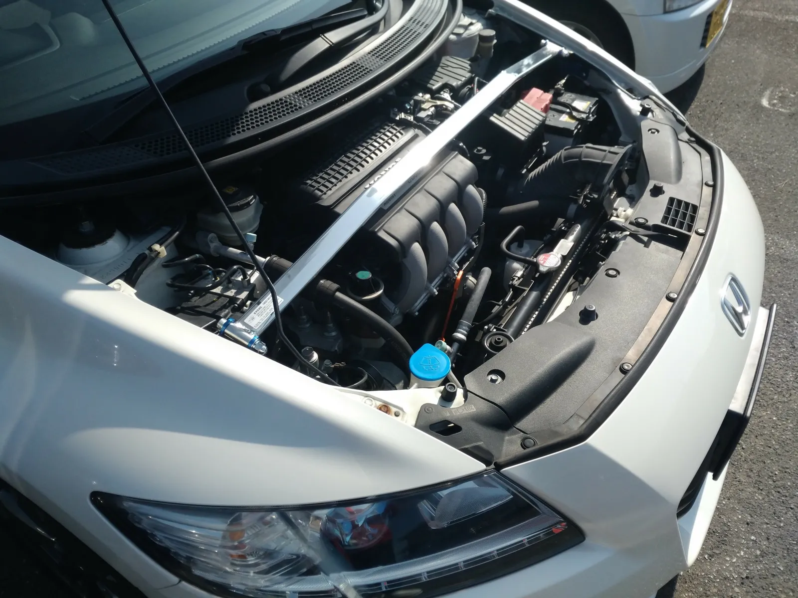 昔から一度は装着してみたかったのですが、ようやく付けるに値する車のオーナーになれた記念に即購入
効果の程を実感出来るほどではありませんが
ボンネットを開けるたび細やかなニヤニヤがとまらないっす