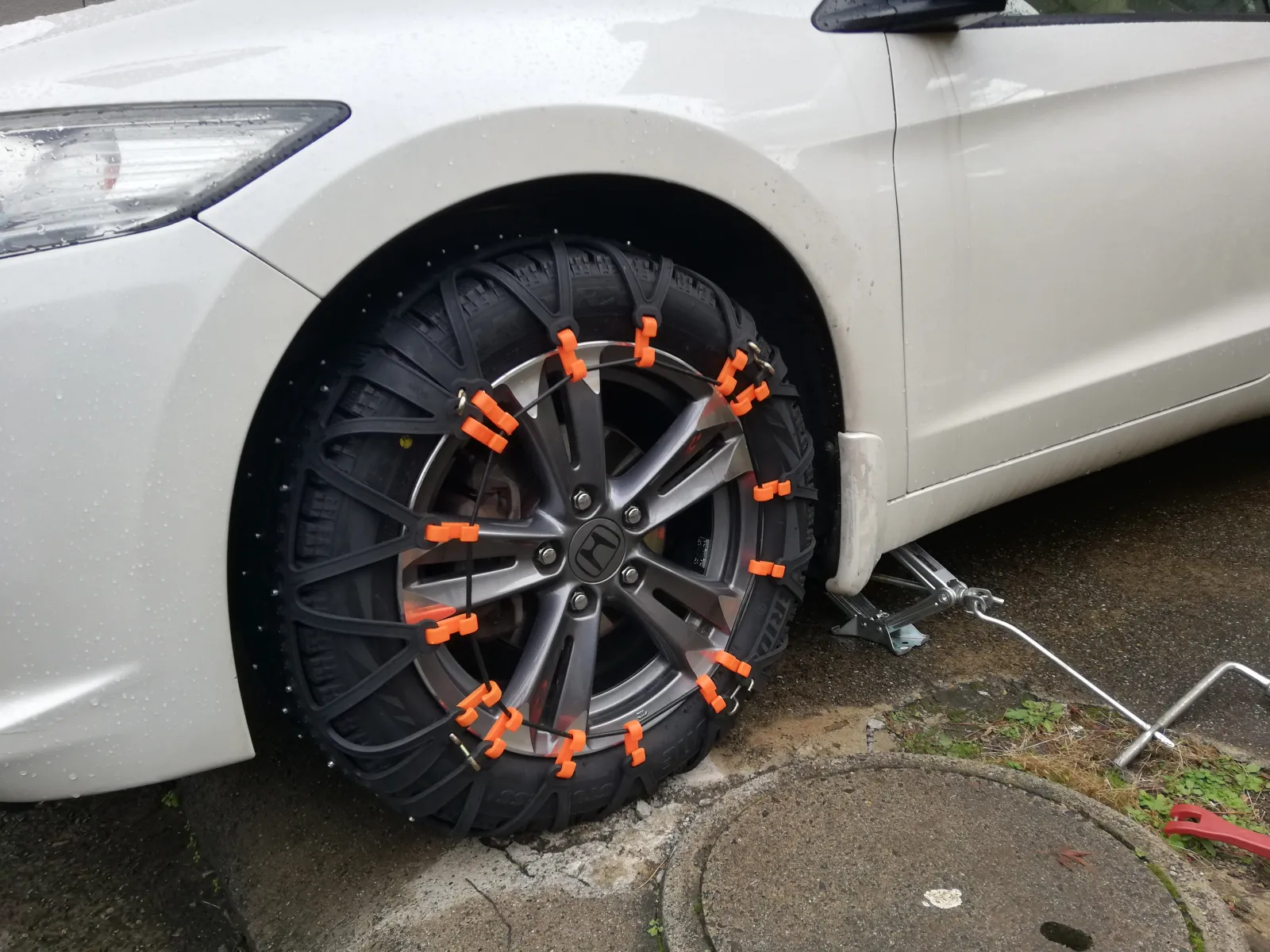 転ばぬ先の杖と思い購入しましたが

ジャッキアップしないと装着は相当厳しく

雪の無いところでの試し履きでも一苦労なのに、降り積もってる最中にはまず無理