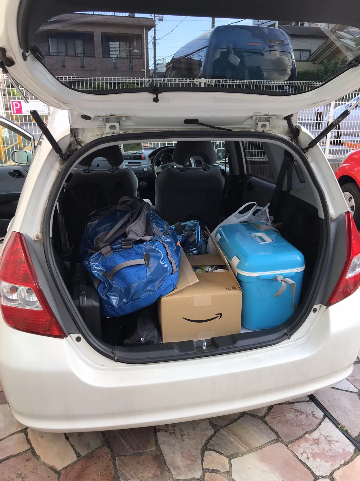 後ろの座席を倒してキャンプ用品を詰め込んでGO!🏕️
二人ならコンパクトカー１台で十分🎵