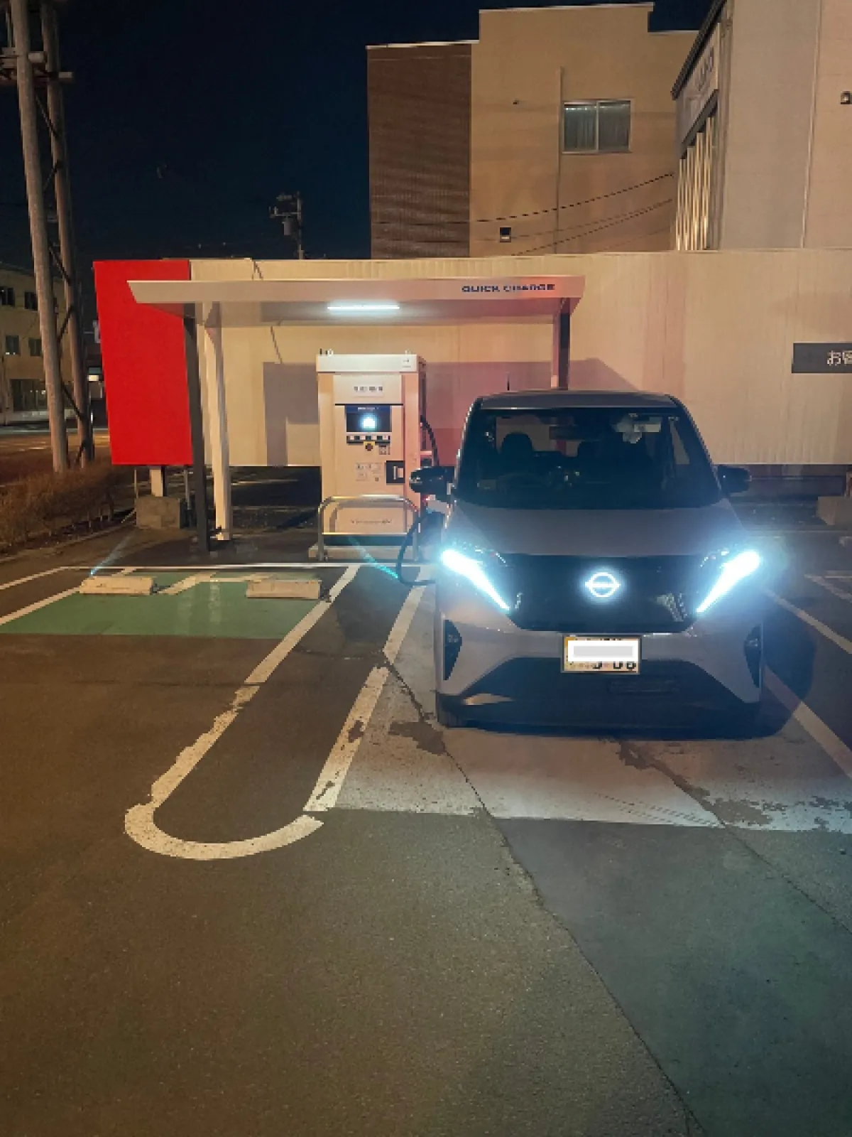 夕食と夜食かねてバーガーキング🍔ヘ...  あれ？向いが日産Dだ！それも90kw級！
1台充電中だけどもう終わる(アプリで判ります😉)これは...  充電しながら食べよ🎵