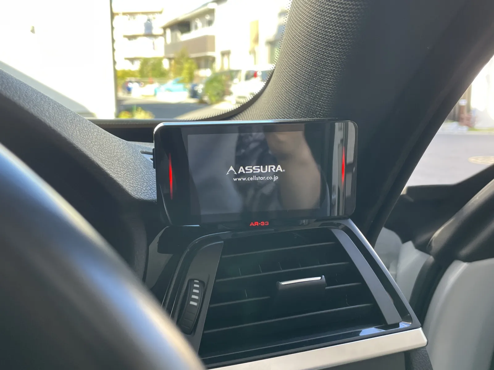 取り付けたのはセルスター アシュラAR-33になります。
安全運転のお守りですね。
ドライブレコーダーはユピテルの型落ち品を安く買って取り付けました。
