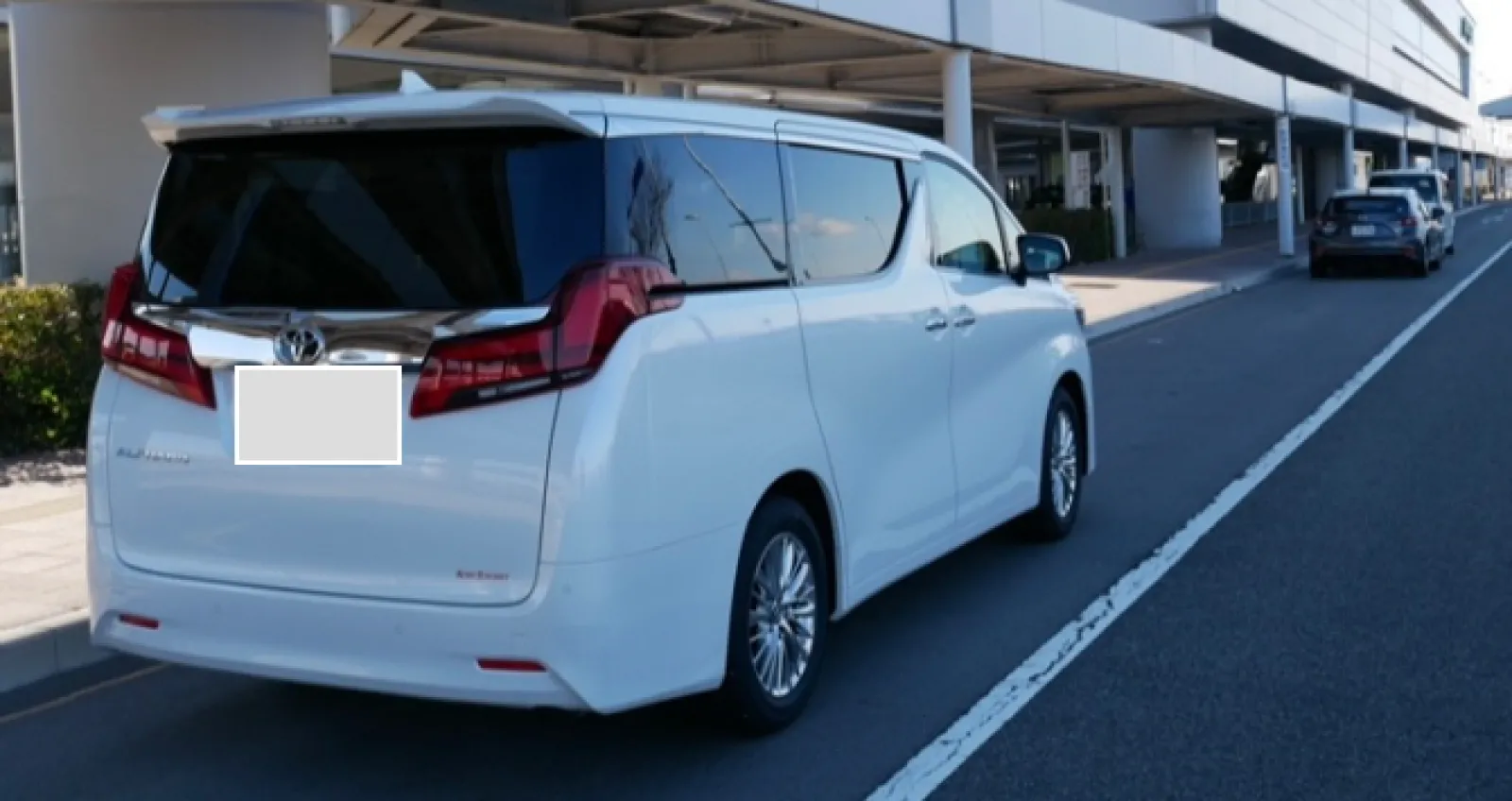 白アルファード　おしりです。
道路のラインが相まって、きれいな1枚が撮れたと思うのですがどうでしょう？