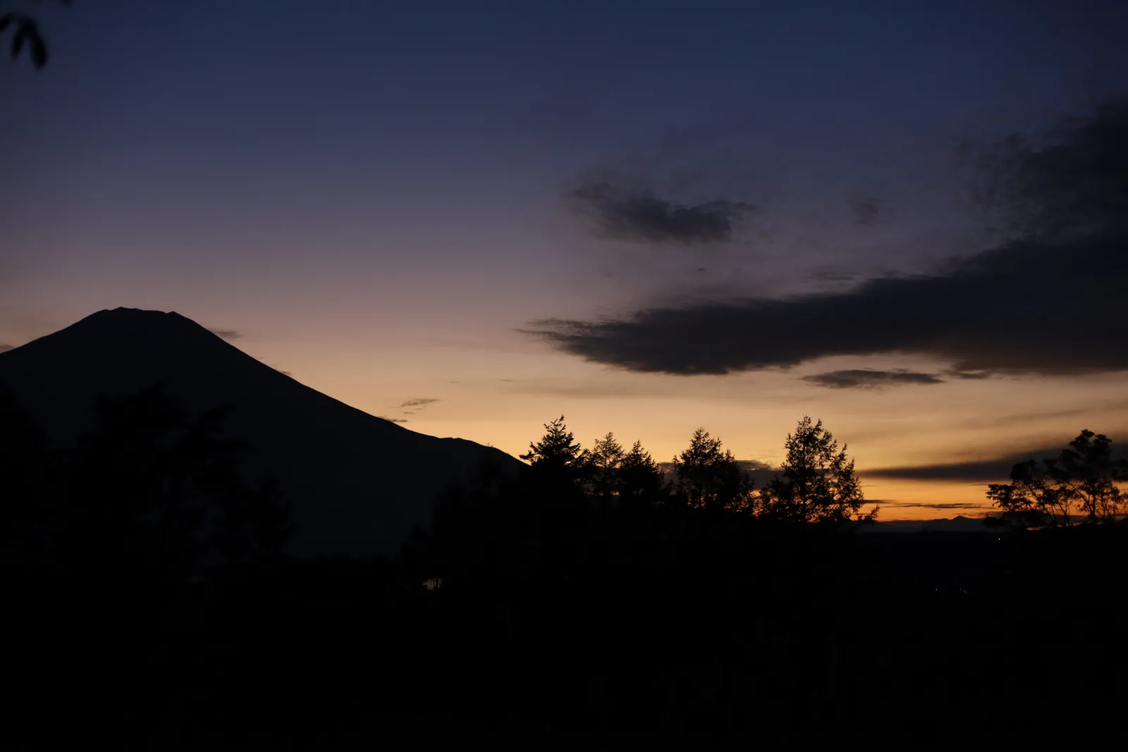山中湖は富士山に一番近い富士五湖なのですが、河口湖にだいぶ負けてます。でも山中湖から見る富士山もきれいですよ。季節によっても、時間帯によっても、表情がいつも違います。週末はけっこう山中湖にいることが多いので、スポット情報など投稿していこうと思います。