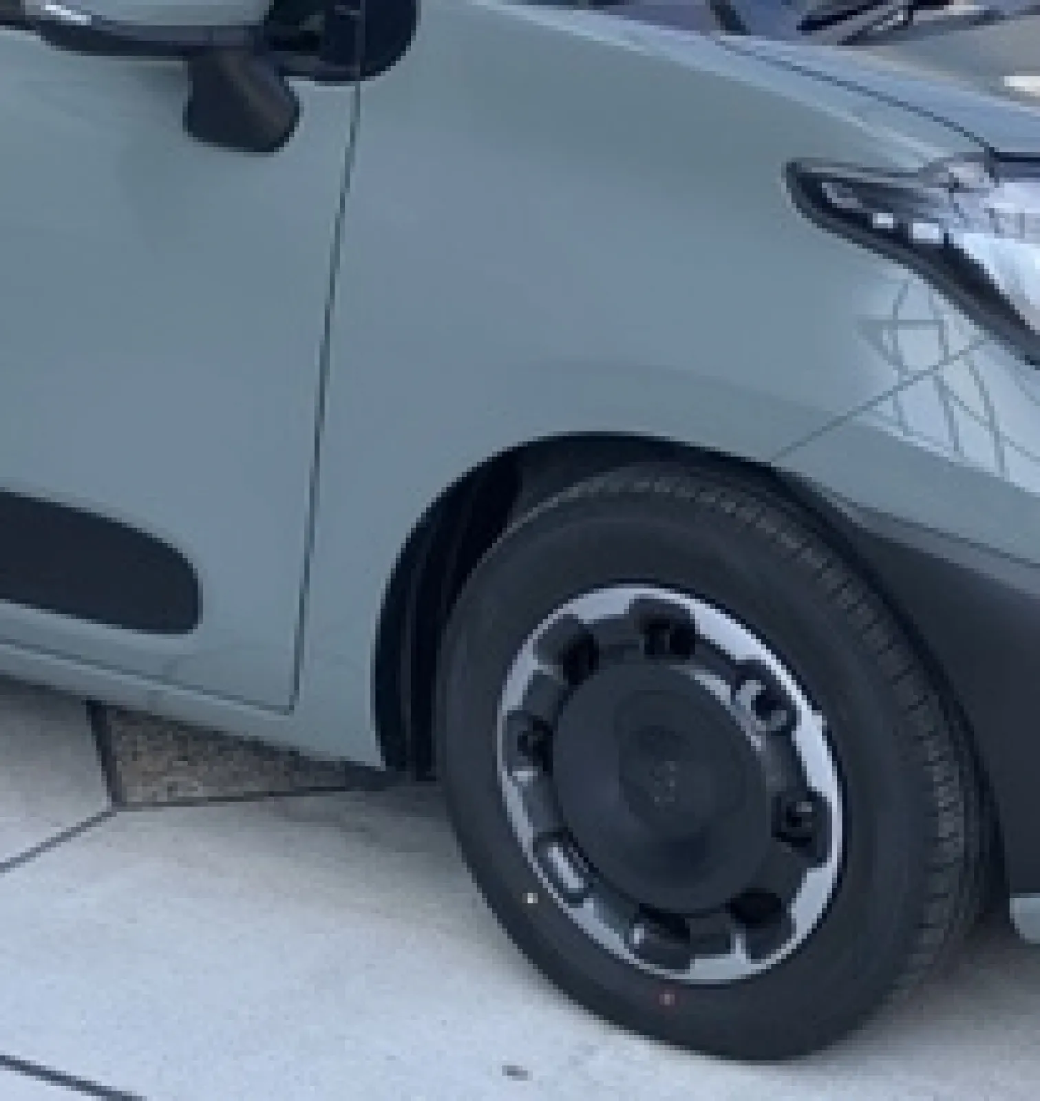 マイカー、シエンタの決め手
全体のフォルムや安全性能はもちろん
お色が可愛い！
カタログカラーのカーキは飽きもこず、可愛いです
タイヤもお皿のよう、かわいい
アルファードもかっこいいですがシエンタの良さも魅力的です。
才能も、アルファードに採用されていたものがついていたり、比較するのも面白いです。