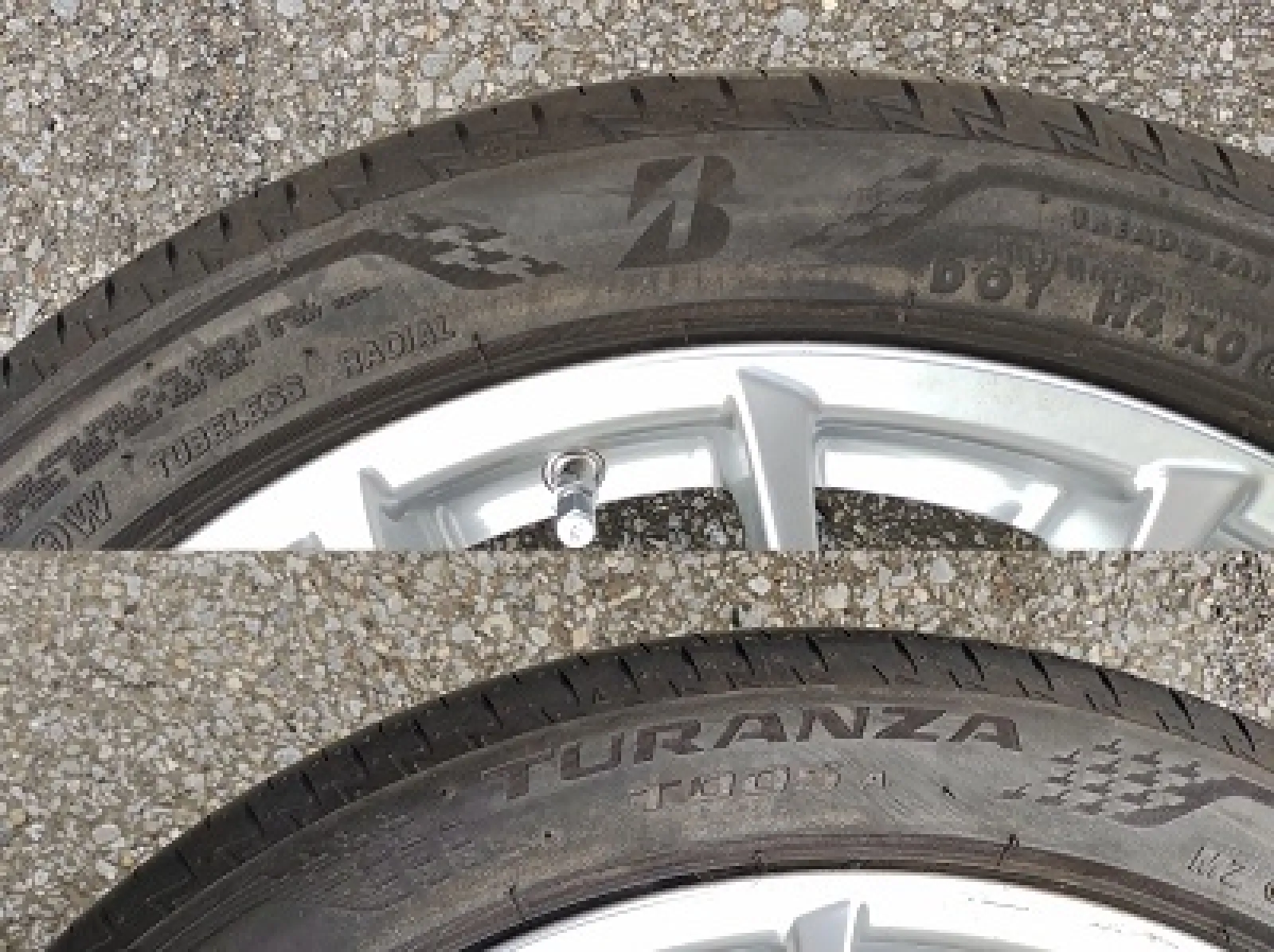 純正18インチタイヤ、215/45R18
ブリヂストン＋トランザ
＋
BBSホイール、RE054（RE-V）
オフセット同

フロントのみ軽量化の為に17インチに交換していたため、
使っていなかった純正タイヤ２本を移植

重さはまだ計っていない
ホイールのデザインは、良くも悪くも普通にありそうって感じ
オジサンの乗る車だから、いいんだけれど

ただ、色は、
ボディの青身のかかったシルバーと、
ホイールの欧州っぽいシルバーが、
違和感出しそう

来月の12か月点検頃に履き替えようと思う