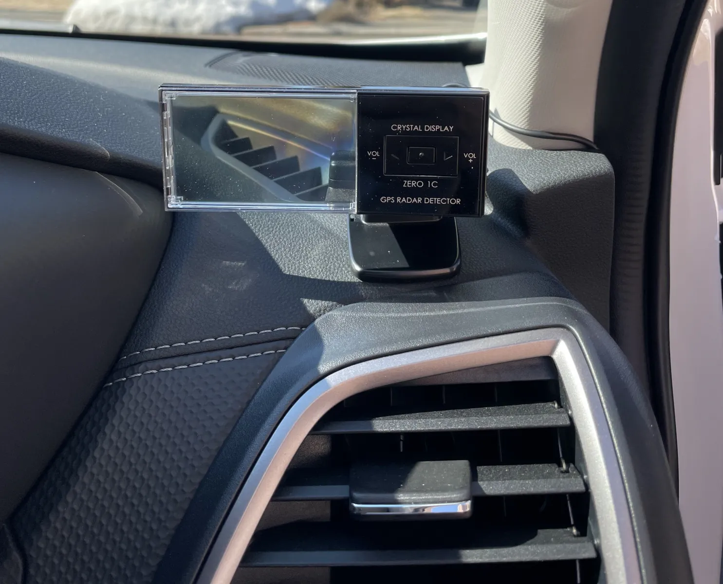 前車から移植のGPSレーダー探知機を設置しました
レーダー波とGPSが受信できる位置で視界を遮らない位置を色々考えてココになりましたがサイドウインドウ向きの吹き出し口をジャマしてしまうので冬は曇りが取れないかも