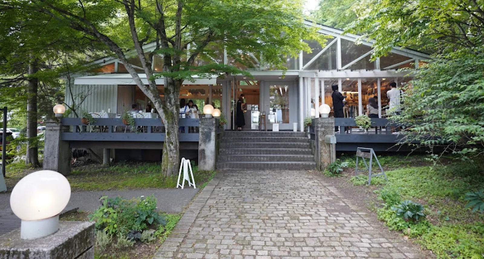 山中湖でおしゃれカフェといえば、公園「きらら」のすぐそばにあるペーパームーンです。
デッキもあるので、犬と一緒にお茶できます。ただし小さな子供連れは入れないみたいなので注意してください。
八王子を中心にケーキ店やカフェ店を展開しているバーゼルさんがやってるので、ケーキも美味です。
ただ、週末はいつ通ってもかなり混んでますね…。