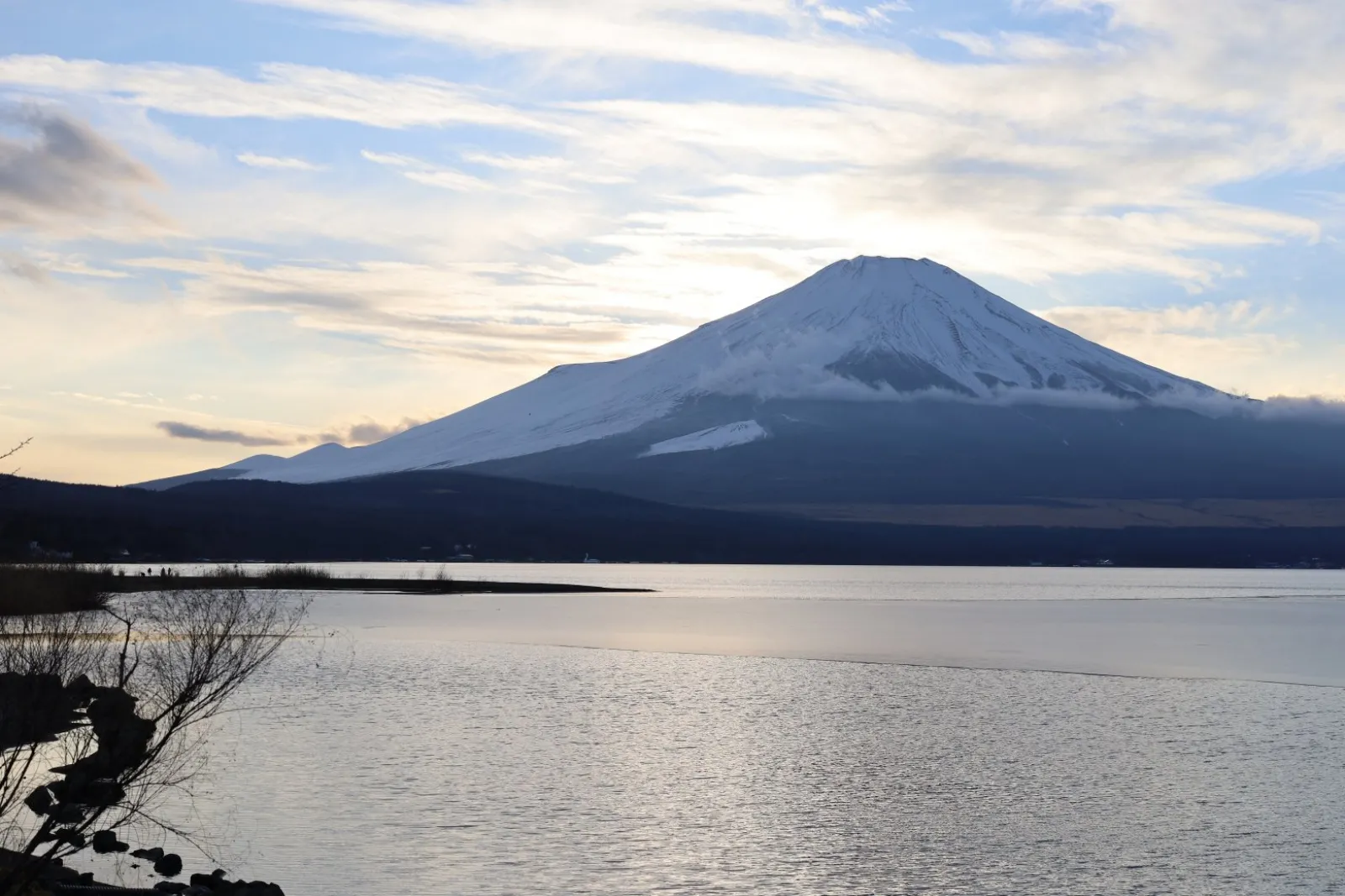 山中湖に来たら、湖の東側にある大きな公園「きらら」ははずせないスポットです。天気がよければ、湖の正面に富士山がドーンと見えます。もちろん大きくて停めやすい駐車場もあります。