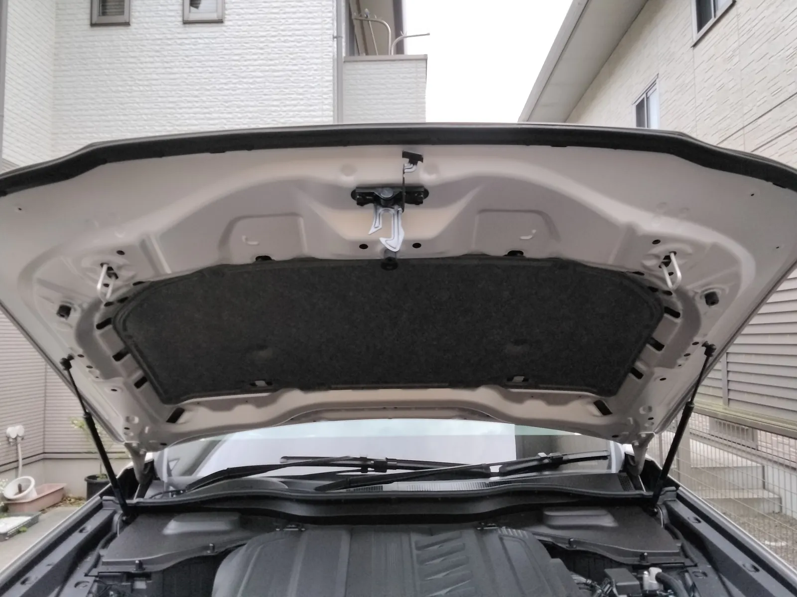 エンジンルームキャッチャーが２つある。前に乗ってたBmw以来