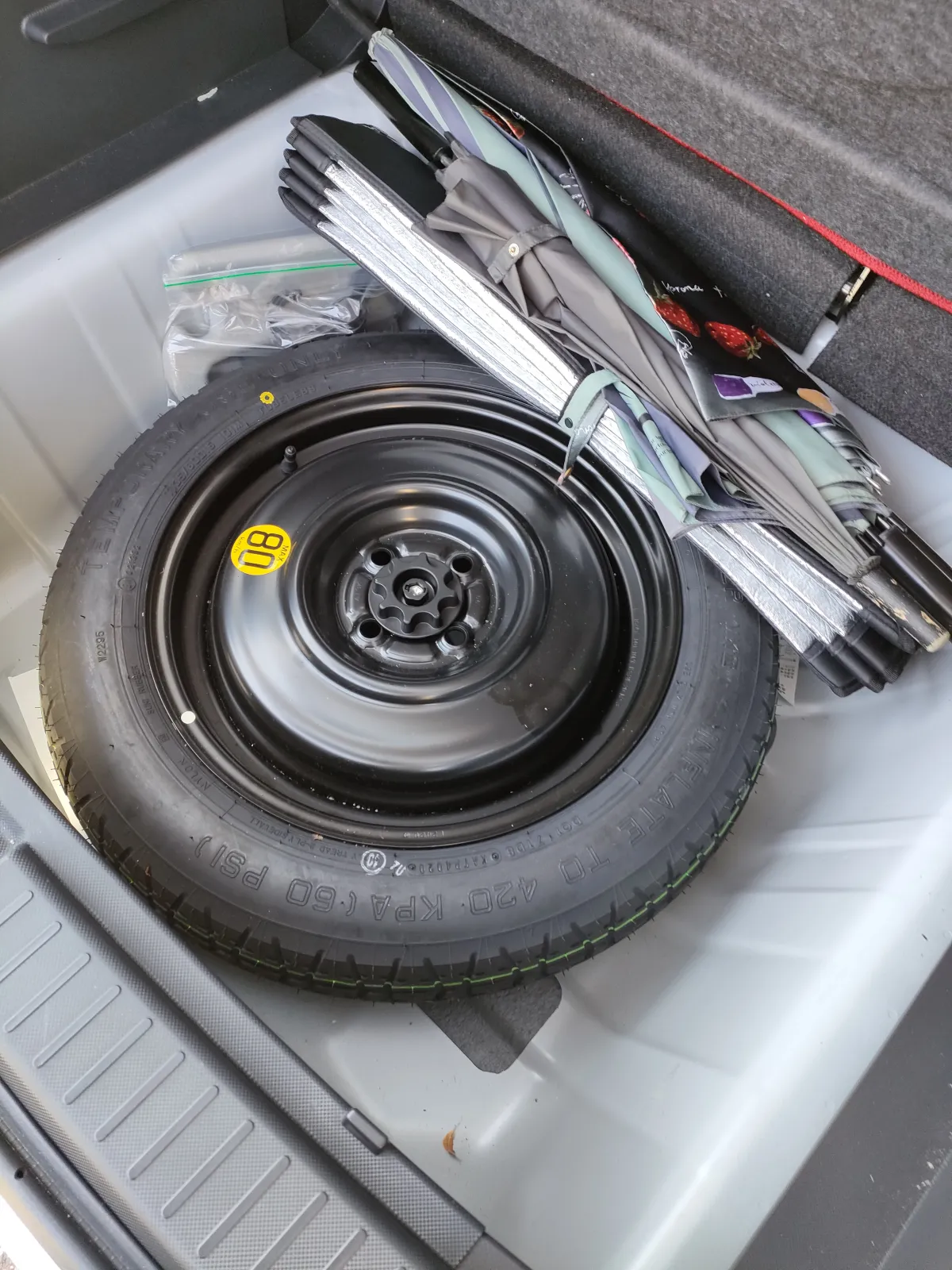 車購入時に最近は予備タイヤは付けないようですが、遠出が多いため交換タイヤを付けましたが、以外とラゲッジスペースが深いので荷物もたっぷり入りました。