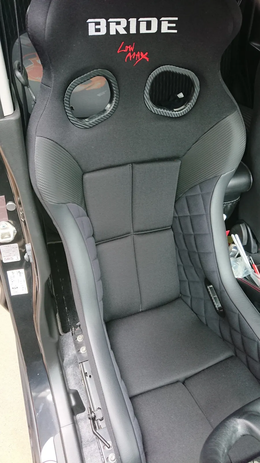 ブリッドのXero VSです。アルトワークスでピラーに当たらないフルバケのモデルです。良いです。