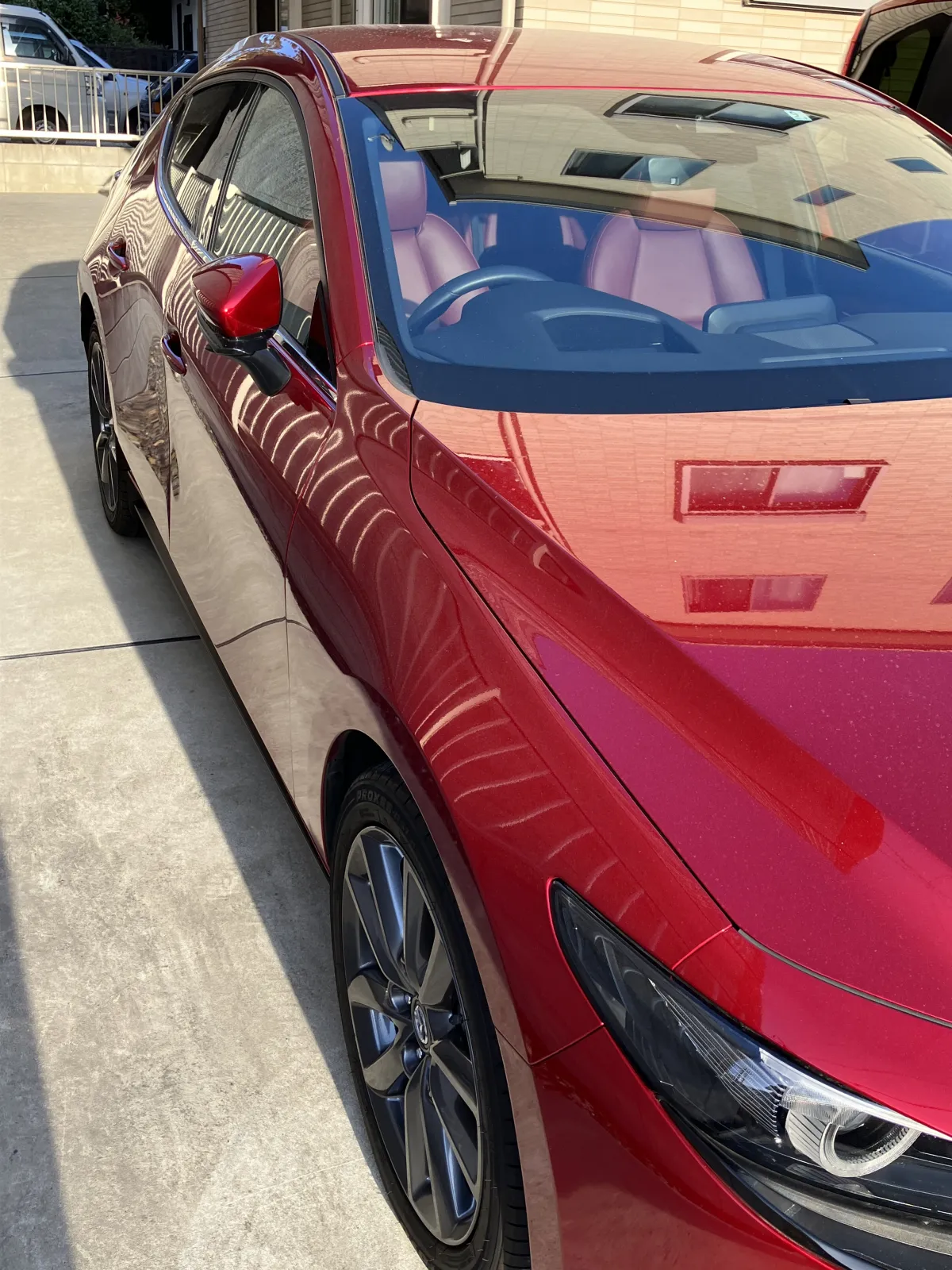 晴れの日のMAZDA3
ソウルレッドが輝いています