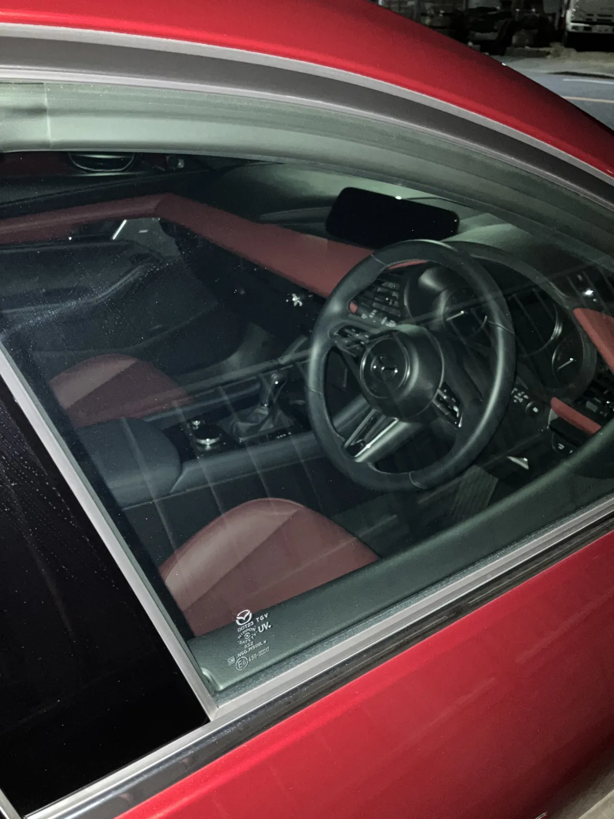 MAZDA3の内装は大変カッコ良い。
しかもチャイルドシートが簡単につくられるので子供とも乗れます。