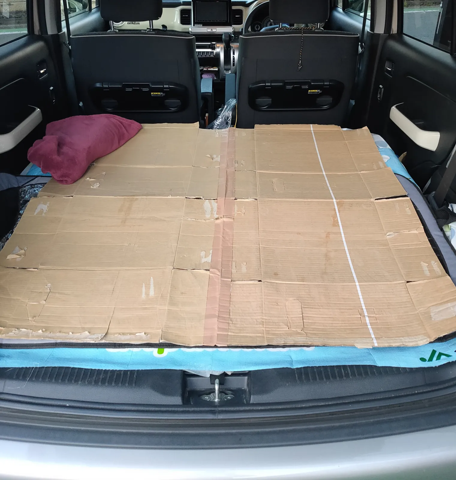 クロスビーのリヤシートを倒すとホントに真っ平ら！  それにとても広くて、荷室だけなら大きな車にも負けません。
  このクルマは２人しか乗らないので、もうずっとこの状態のままなのです。
゛雨にも濡れないトラック゛と考えたら、これ最高のクルマですね♪