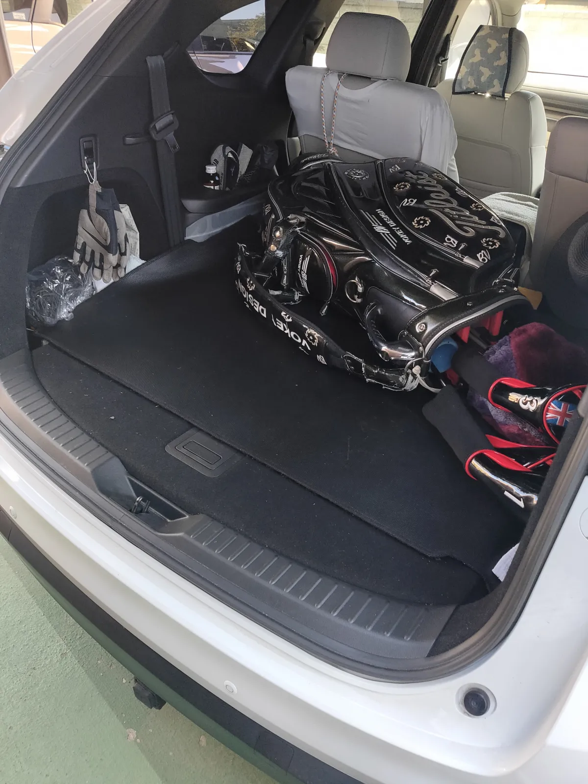 ゴルフ場に行くと様々なクルマに出会います。が、ドイツ車やスポーツカーはあまりゴルフには向きません。
往復の快適な移動には優れているのですが、問題は荷室の形状なんです。自分も走りを求めてドイツ車に傾倒していた時期もありましたが、キャディバッグの出し入れには気を遣う事もしばしばで、特に横方向の寸法が車格の割に狭いクルマが多いのです。
  だから、cx−8のよく考えられた荷室はとても秀逸な感覚を持ちました。これぞ日本のオモテナシ、気配りの賜物かと。