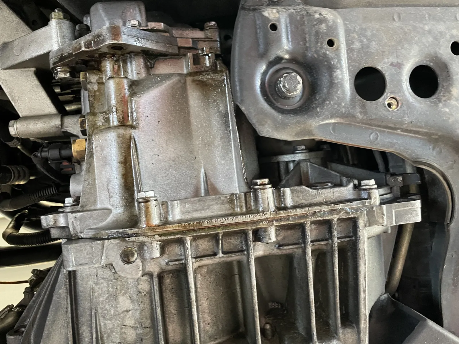 オイルの滲み。
慌ててはいけません、イタ車にとっては当たり前。「継ぎ足し用オイルは何にしようかな」くらい考えて楽しまなきゃ。♪