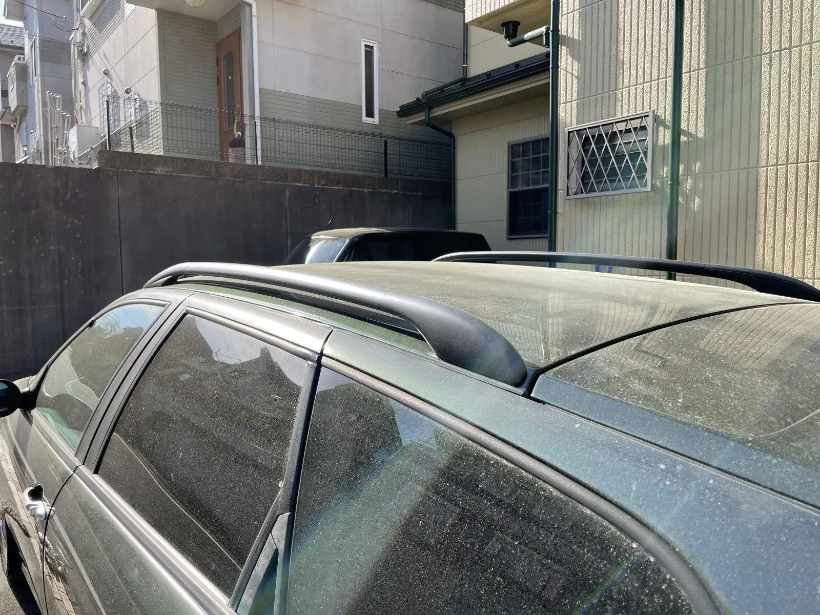 花粉まみれの愛車。よし、洗うかと頑張って洗い、コーティング保護剤もやってみました。