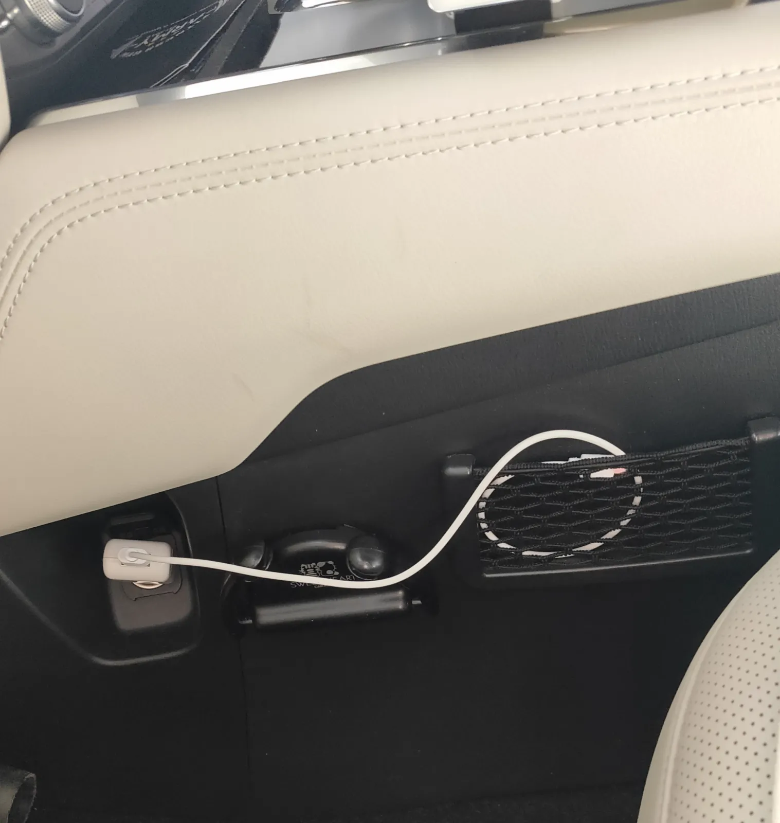 助手席の人のスマホ‥まあ、主に妻のスマホなのですが（笑）
充電器とケーブルを、こんな風にセットしてみました。運転席からはまったく邪魔にならないし、すぐに使えるととても評判が良いのです。
  ご参考まで♪