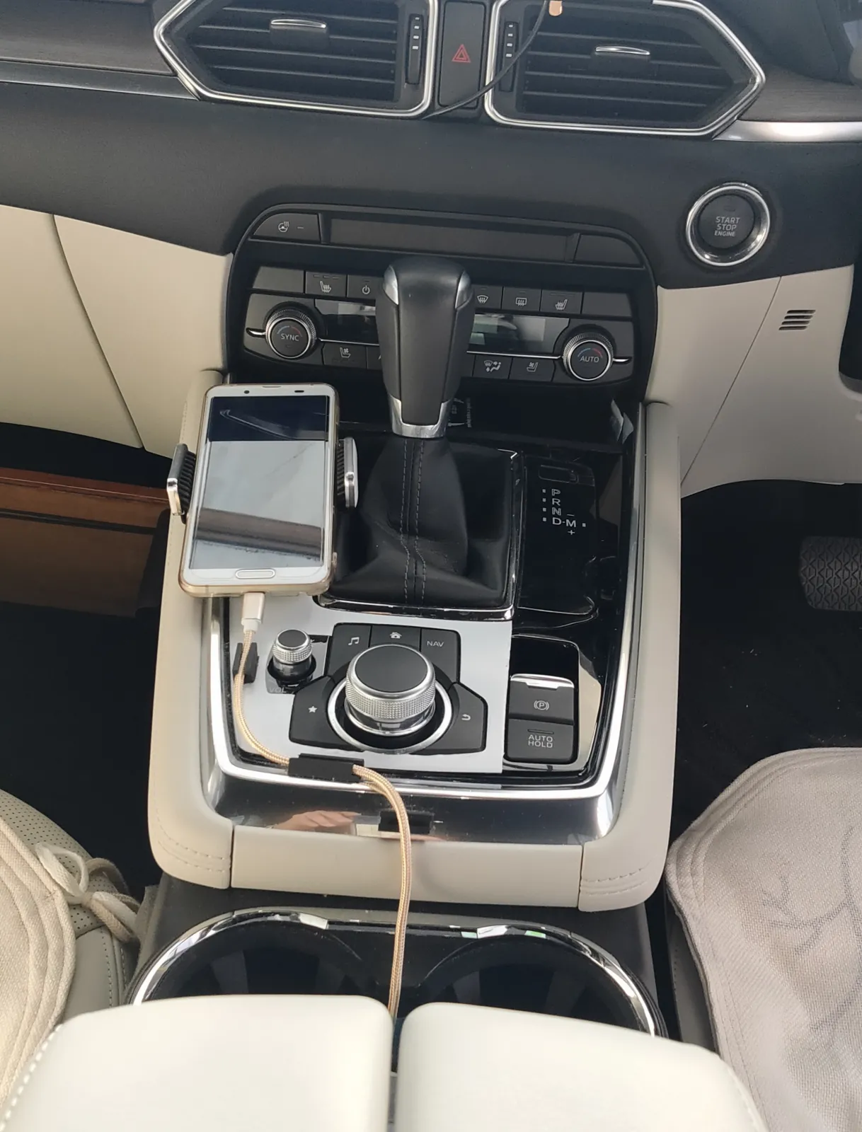 今は生活に必需品となったスマホですが、クルマの中での置き場所には困ることが多いですね。
  
運転の邪魔にならず、動かず、充電もできて、操作が出来たら言うこと無し…
そんな望みをすべて叶える場所がここ。
  ＵＳＢ接続で車のモニターとも連携しています♪