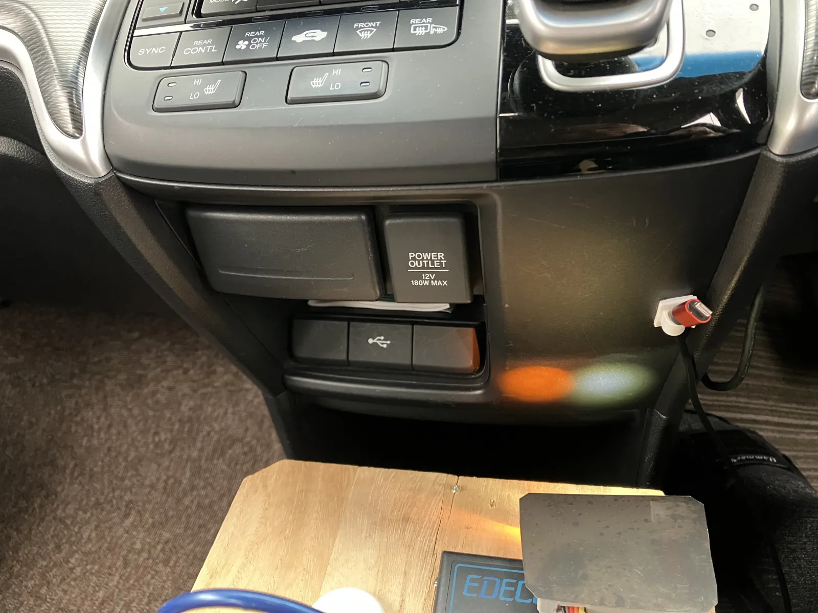 サブバッテリーの充電には走行充電器のSBC-004を採用。加圧充電が出来る優れもの！！
本体はトランクルームにあるので走行充電器の状況確認はこれでバッチリ！！
ちなみにLEDランプの色違いを4色買ってきて小さなケースに組込み配線。
LEDのライト光を反射させているだけです。オレンジは10A加圧充電中だったかな・・？
右の白い光は正常稼働状態を示す記しです。