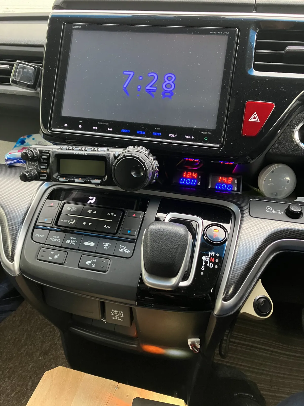 車中泊用にサブバッテリーを積んでいるが、運転席からのバッテリーの電圧状況を一目でチェック！　安心！！　（画像左がメインバッテリー・右側がサブバッテリー電圧）