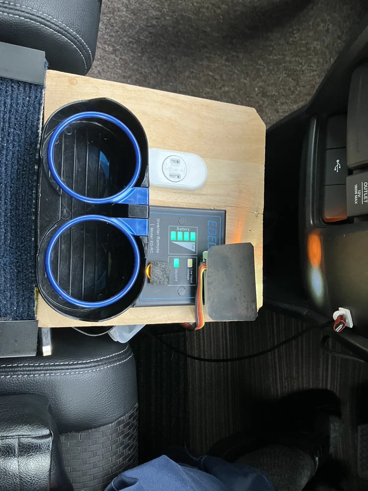 車中泊時に使う100ｖ電源、後部座席にもあるが運転席用で追加！！
コンソールbox改造時にインバーターのリモート電源スイッチも横に配置。便利です。