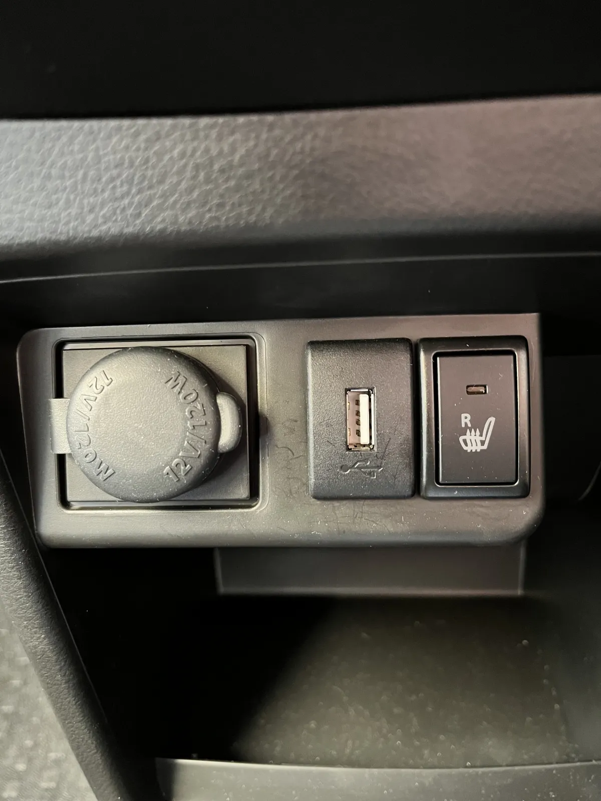 アマゾンで買いました。エーモンのUSBパネル。ヒートシータースイッチの左に空きがあったのでそこにパチンとはめ込みました。裏側はUSBタイプAのオスが出ているので、ナビのUSBコネクターに差し込み。結果ナビと連動します。
取り付け作業は超簡単。裏から手を入れて元の目隠しパネルを外し、表からこの製品を突っ込むだけ、後はナビのUSBがだらりとぶら下がっていたので、それと接続。
作業時間10分です。