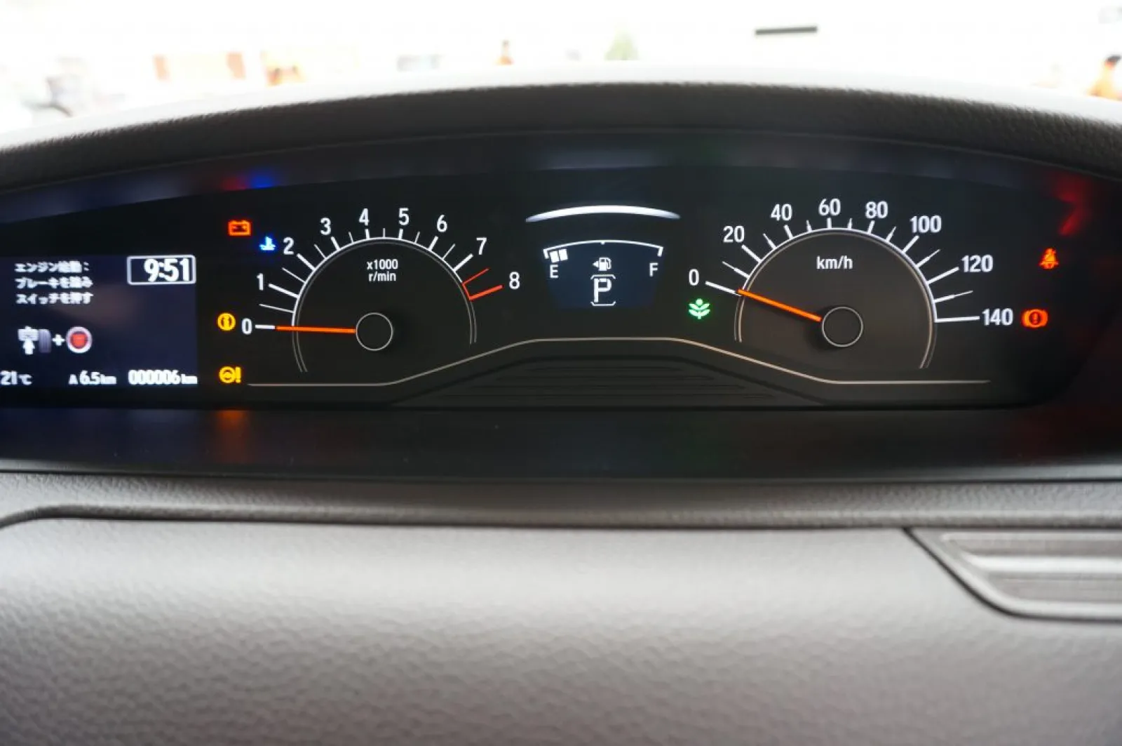 ④発進をお知らせ「先行車発進お知らせ機能」
信号待ちをしていてうっかりよそ見をしていたり、後ろに座っているお子さんと話していて信号が青に変わったとき、前の車が発進したことを音とディスプレイの表示でお知らせします。
私も毎日乗っていますが、かなり便利な機能です！後ろからクラクションを鳴らされることもなくなりました。

⑤みのがさないために「標識認識機能」
夜間や知らない土地での道路標識を単眼カメラで検知しディスプレイに道路標識を表示します。一方通行の道や一時停止の場所をお知らせをしてくれるのでとても便利です！初めて行く旅行先や慣れない道でも安心して運転することができます。

⑥はみださないために「路外逸脱抑制機能」
走行中車線をはみ出しそうなとき音とディスプレイの表示で警告します。またステアリング（ハンドル）が自動的に動き車線内に戻すよう制御します。こちらもかなりお世話になっている機能です。

⑦車間距離を保つために「ACC（アダプティブ・クルーズ・コントロール）」
上のグレードではないとなかなかついていない”クルーズコントロール”こちらも標準装備！高速道路などの運転時にアクセルペダルを踏まなくても設定した速度で走り続け、前の車との距離も適切に制御してくれます。疲れなくて長距離運転も楽ちんです！！

⑧ふらつかないために「LKAS（車線維持支援システム）」
高速道路などの走行時に、単眼カメラで車線を捉え車線の中央に沿って走れるようにハンドル操作をアシスト！車線を外れそうなときは音とディスプレイの表示で注意喚起します。

⑨不意の後退を防ぐために「後方誤発進抑制機能」
軽自動車での標準装備はホンダが初！後ろに障害物（車や壁）があるときに誤ってアクセルを強く踏み込んでもエンジン出力を制御し急な後退を防止するとともに音とディスプレイの表示で警告します。
リヤバンパーにはソナーセンサーが搭載されています。

⑩良好な視界確保のため「オートハイビーム」
夜間ハイビームで走行していて対向車を検知すると自動的にハイビームをオフにしてくれます。これでハイビームしっぱなしで対向車の方に迷惑をかけることはありませんね！

毎日運転していると当たり前になっていたこれらの機能。もっと感謝しながら運転しようと思いました。
