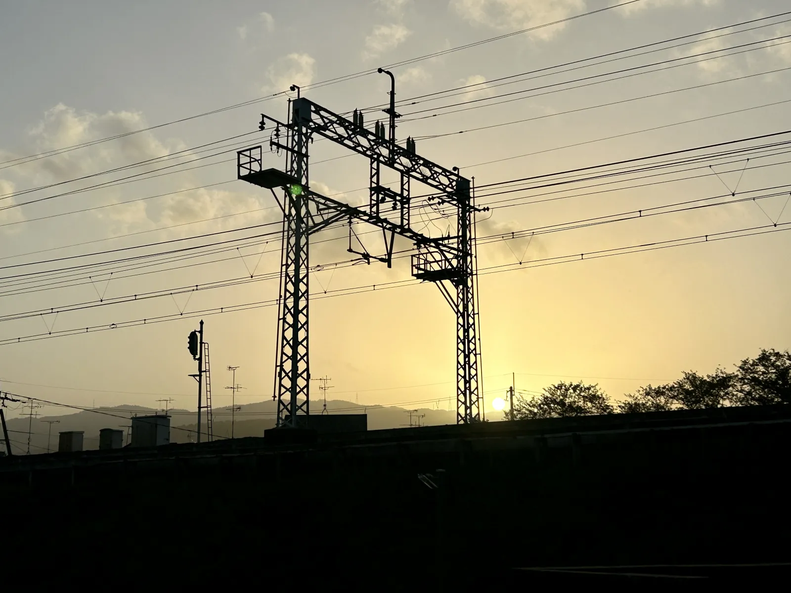 西の空は黄砂で霞んでました😇