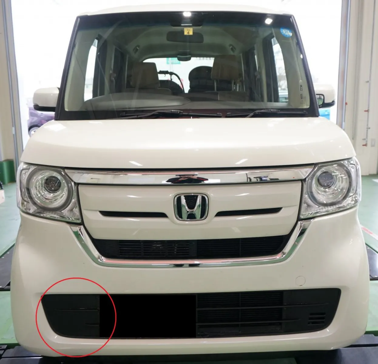 毎日乗っていますが、Honda SENSINGについてよく分かっていないので調べてみました。
なんと軽では初めて全グレードHonda SENSING標準装備だそうです。予算オーバーで高いグレードを選べなくても、安全性の高い車が買えるなんて嬉しいですね。

①ぶつからないために「衝突軽減ブレーキ（CMBS）」
車両と歩行者を検知し、ぶつかる危険がある場合メーター内のディスプレイに警告表示が出ます。緊急時には自動で強いブレーキが作動し追突回避・被害軽減を図ります。

②飛び出さないために「誤発進抑制機能」
前方に障害物（車や壁）がある場合に間違えてアクセルを踏んでしまってもエンジン出力を抑制して急発進を防止し、音とディスプレイの表示で警告します。

③歩行者に配慮「歩行者事故低減ステアリング」
約10km/h～約40km/hで走行中に車線を外れ歩行者とぶつかりそうな時に音とディスプレイの表示で警告し、さらにステアリング（ハンドル）が自動的に制御され追突するのを回避します。
フロントバンパー右下にはミリ波レーダーが搭載されています。
写真がそのミリ波レーダーだそうです。ここにあったなんて全く知りませんでした...。