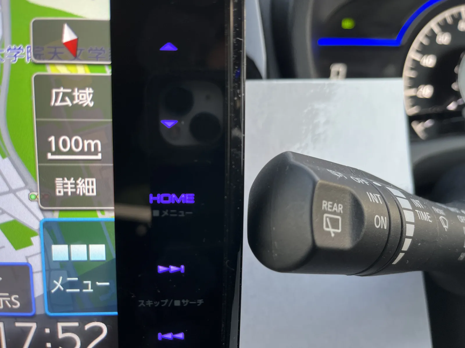 ギリギリワイパーレバー当たりません。ただし、レバーを押し込んでリアのウォッシャーを出すと当たります(爆)
でも大画面で見やすいし音も良いし、ワイパー操作さえ気を付ければ大丈夫、と自分に言い聞かせてます。