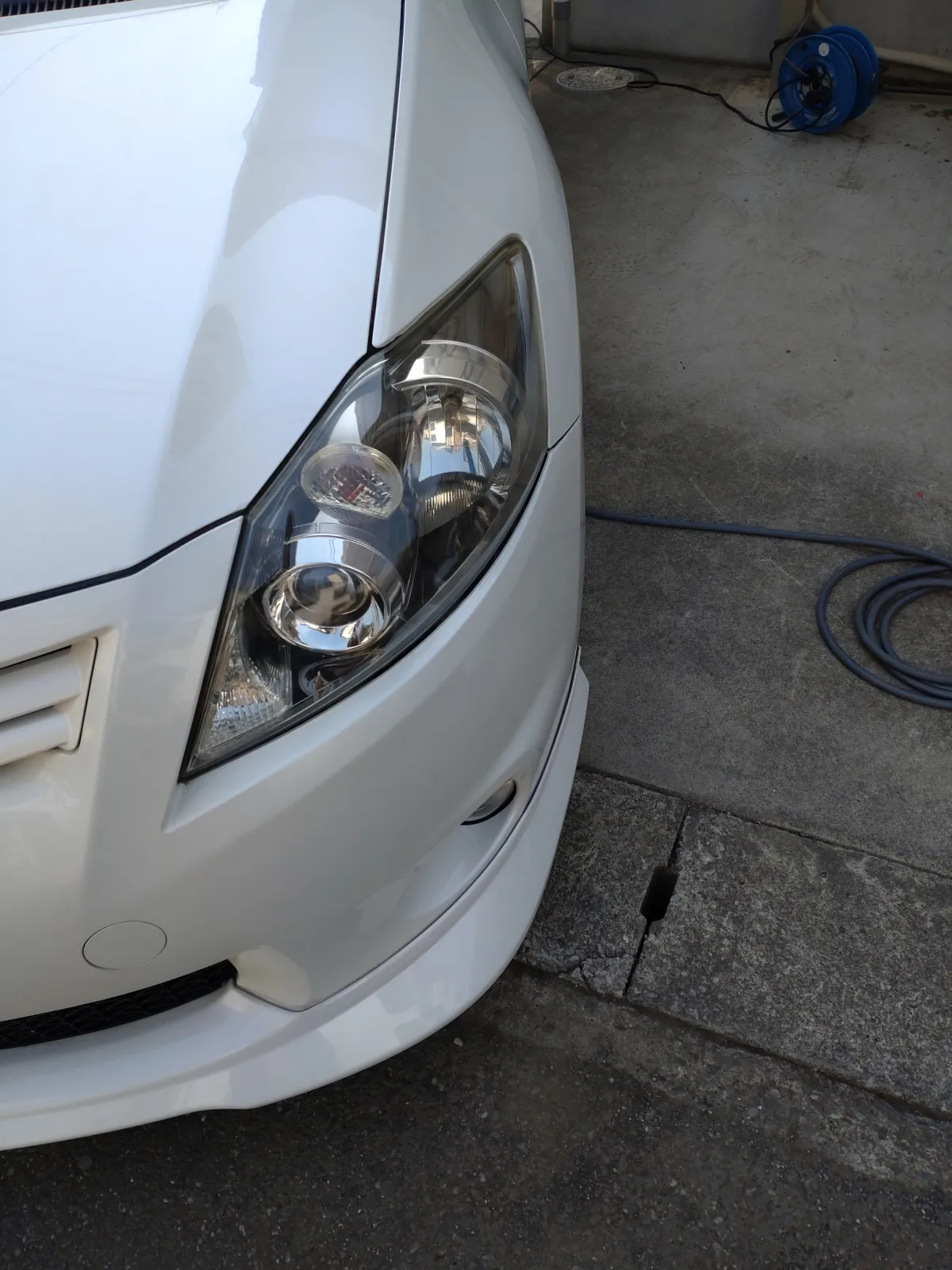 新品とまではいかないが「古い車だけど綺麗に乗ってもらっているね！」の装いまでは、改善出来ました。

作業時間は３０分、遠目から見ると本当に見違えました。

古い車なのでライトが廃盤になる際に新品購入するとして、それまではDIYでの作業でで十分です。
まじおススメです。