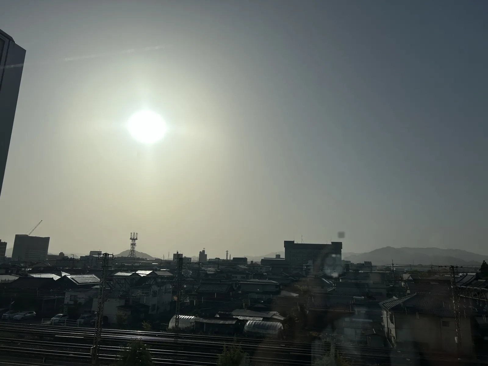 今朝も黄砂で空が霞んでいます⤵️⤵️⤵️

ニュースで注意喚起されてもどうにも出来ませんよね😇

帰宅後に愛車を洗車するしか無いです😂