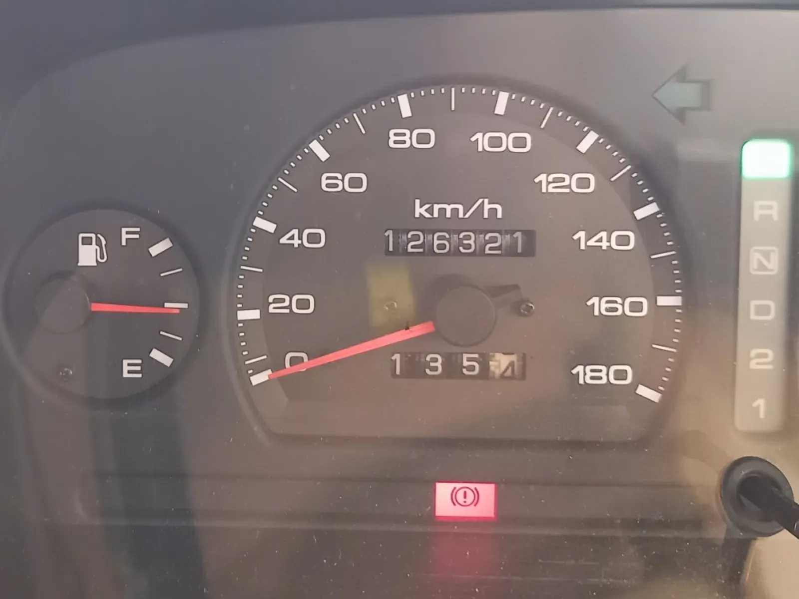 いつも満タン計測を行いますので、前回満タンから135.4㎞(オール下道)走行。燃料メーターは既に半分を指してます。