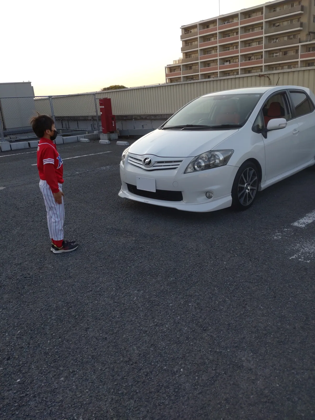 CVTのオーリスと涙の対面を終えた日の午後、マニュアル車のオーリスが到着

DBA-NZE151H⇒DBA-ZRE152Hへの変更だが、息子は違いが分からず。

「父ちゃん、バイバイしたオーリス君帰ってきたん？」

スマンな下手に悲しませてしまって😅