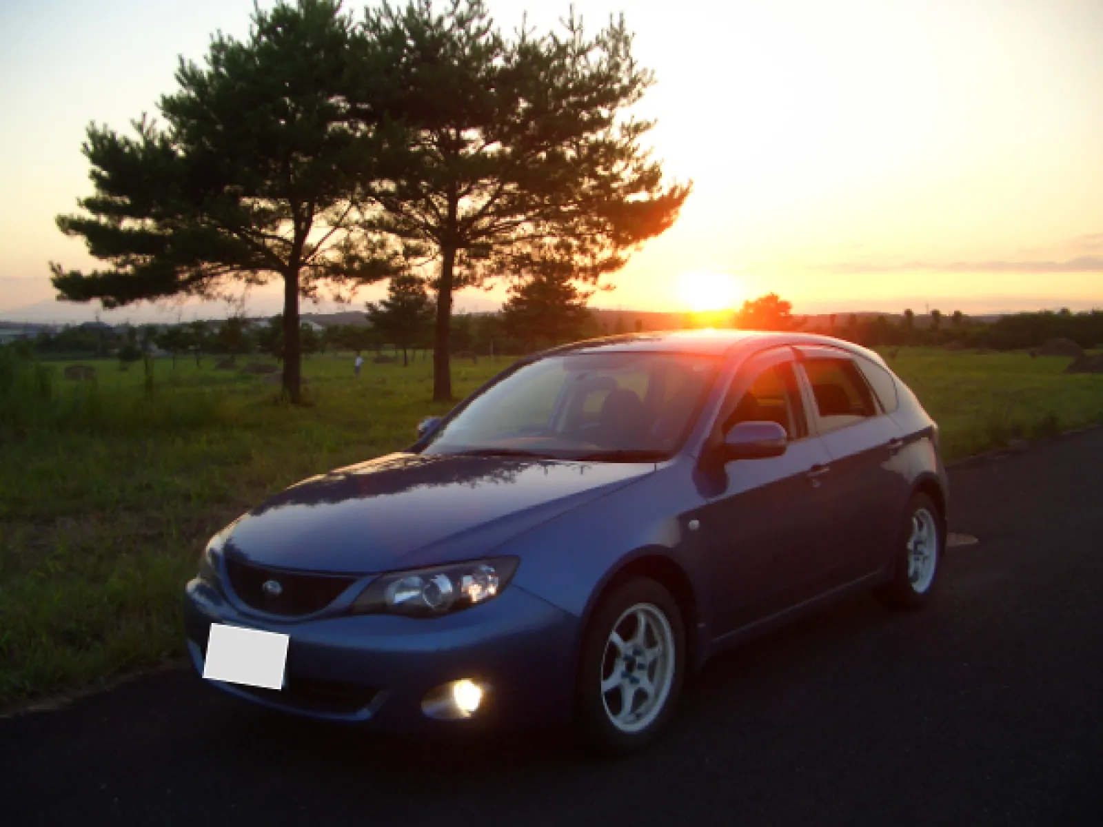 現在の車は地方の家族のテンプレでミニバンと軽を所有しています。
結婚当時、シルビアに乗っていたぼくは結婚を機にお金がかからない軽に乗り換えました。

ただ、スポーツカーへの憧れは捨てきれず、コペンを選択！
しかし、息子ができたのを機に1年くらいでファミリーカーへと乗り換えました。
そして、購入したのがインプレッサです。

またしてもスポーツカーへの憧れは捨てきれず、マニュアル車を選択！
1.5L FWDのインプレッサです。
スバルと言えばAWDですがｗ

ホイールとマフラーを交換し、ちょっとスポーツ仕様にしてました！
白ホイールにはちょっとした憧れがあったのでスタイリングは満足でしたね♪

残念ながらコペンの写真がどっかに行ってしまったので載せられませんｗ
マニュアル車に乗りたい今日この頃です。