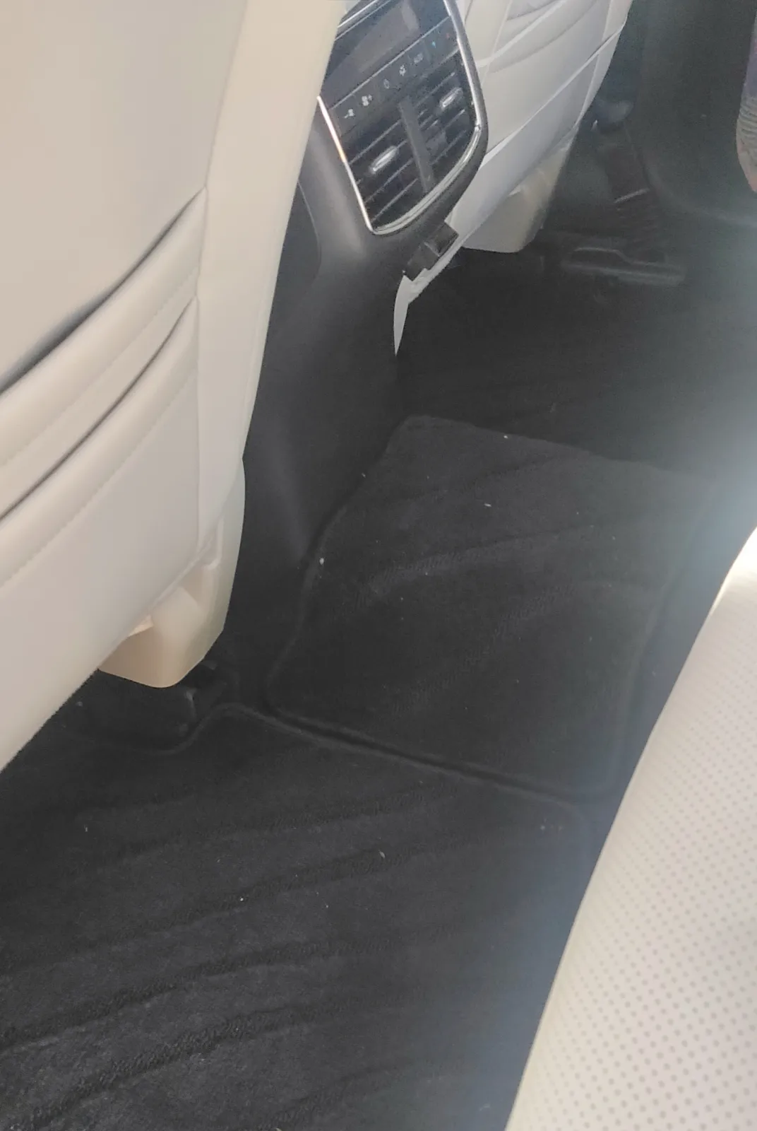 足元の広さ、奥行き、高さ…
もう完璧でしょう！  でもこの後席に乗って走ったこと無いの。誰か運転して〜！