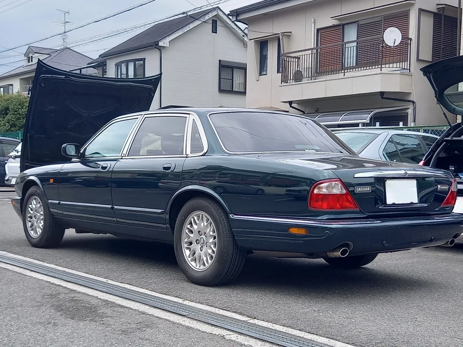 【エクステリア】
ひとことで表現するならば”しとやか”。
約5.0ｍの全長に1.36ｍの低い車高且つ
ロングノーズ・ロングテールの美しいディメンションです。