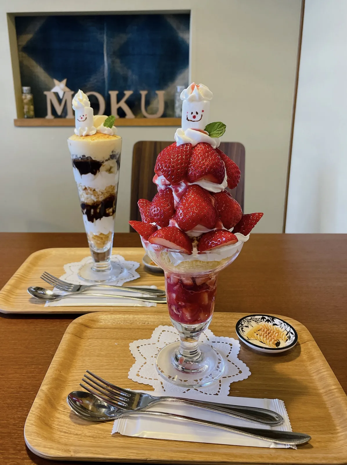群馬県太田市にある『MOKU MOKU』さん
1年中天然氷のかき氷がいただけるcafeです
まだ肌寒い日に行ったから今回はパフェにしました
🍓いちごの3段パフェ
🍌チョコバナナブリュレパフェ

いつ行っても、どれ食べても見た目も可愛くて美味しいんです୧꒰*´꒳`*꒱૭✧

いちごの季節にもう1回行けると良いな