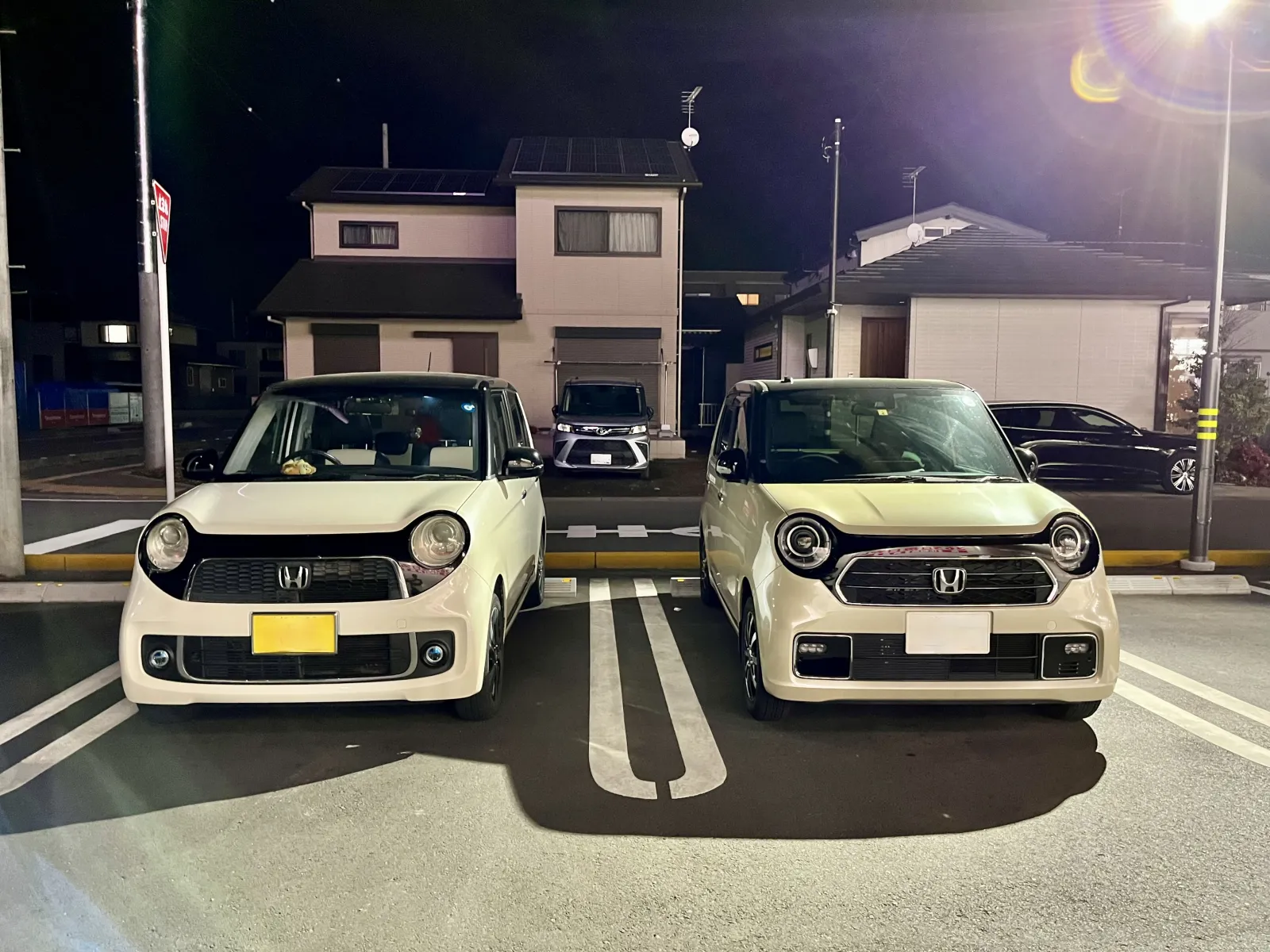 新車発表と同時にオーダーしたN-ONEも気がついたら10年選手。

先日、買い物に出かけた先の駐車場で、新旧N-ONEツートンがたまたま隣に駐車していたので、じっくり観察してみた。
ボディ外板流用とはいえ、こうして並べてみてみると結構違うものだ。
一応フルモデルチェンジした訳だから当たり前か。

先進安全装備の有無が一番の進化ポイントだが、バンパーやグリルのディテールを微修正したルックスも時代進化を感じさせられる。