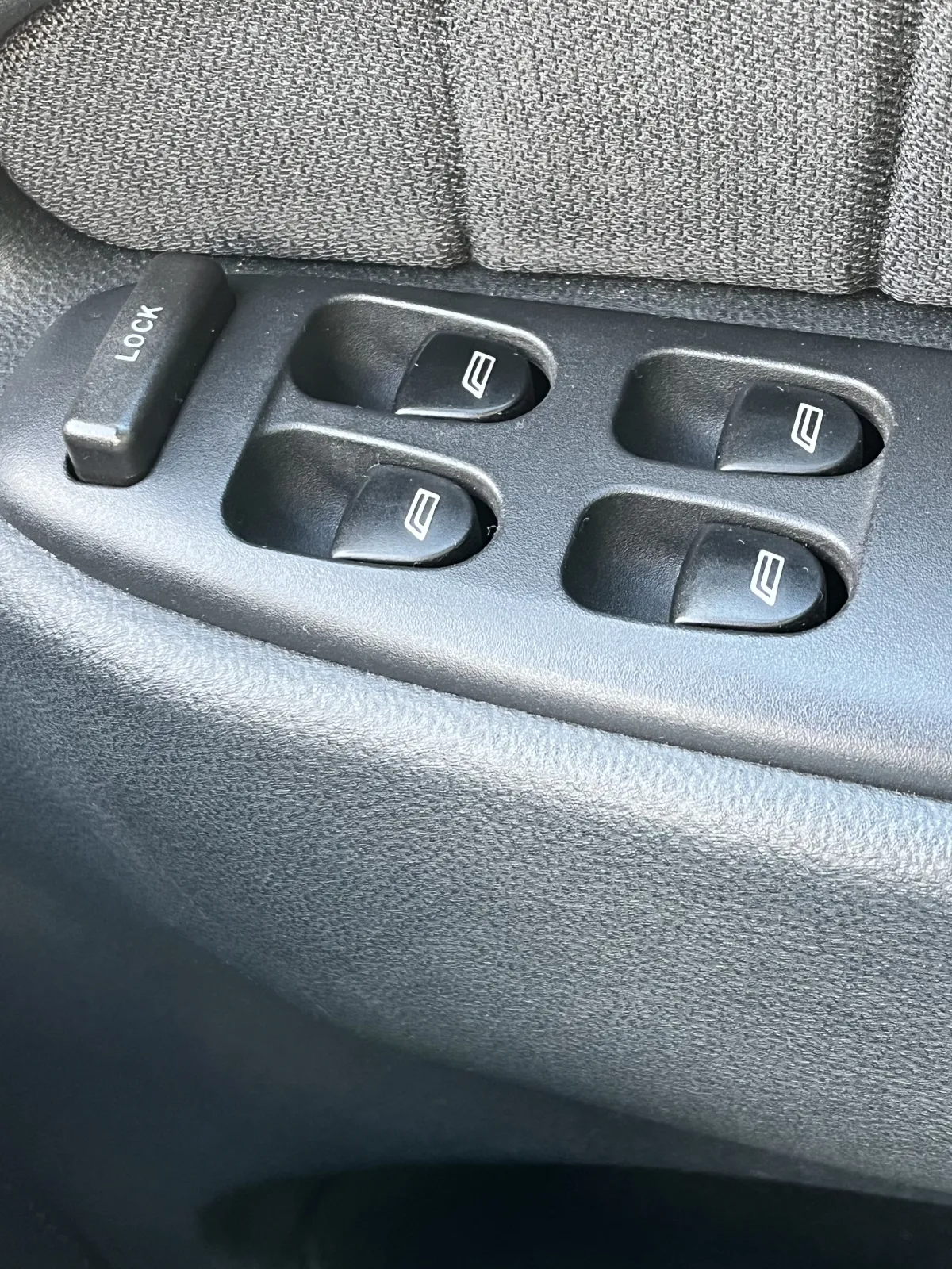 パワーウインドウ。とても気まぐれです😁
車内の温度が低いと窓を開けるのを拒否します。
また、窓を開けても気持ちが良い温度になると、閉まるのを拒否します。
23歳の車ですがAIが付いているみたいです(爆)