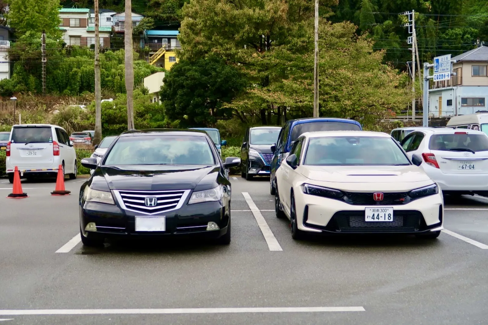 ドライブインで、レンタカーのシビックタイプRのお隣に駐車。

2008年登場のレジェンドと、2022年登場のシビックタイプRの図。
14年分のデザイン進化はやっぱり感じますね。

全福はレジェンドよりもシビックの方が幅広だなんて。