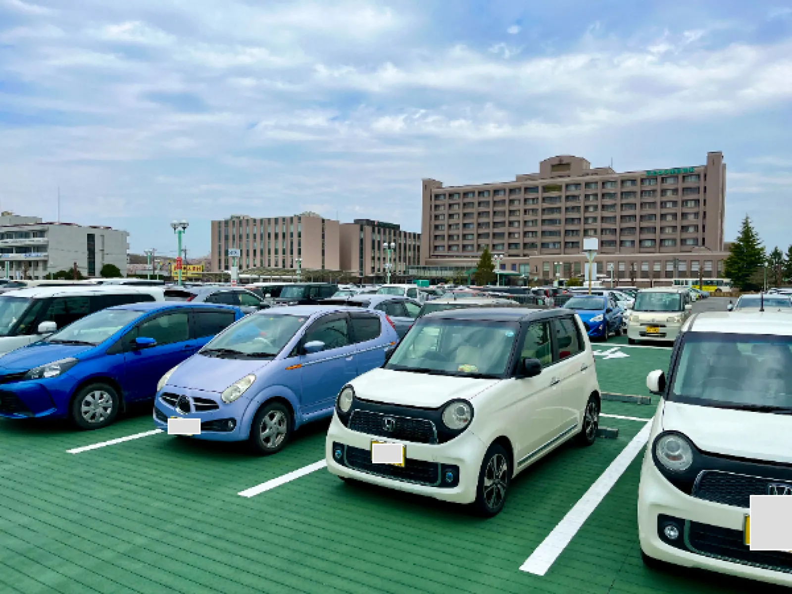 ３週間ほど入院していた相方がようやく退院。

10時にお迎えに行ったけど、総合病院は相変わらず駐車場が満杯。
病棟から最も離れたエリアにようやく駐車できた。

ここでもN-ONEのお隣。

月をまたがっての入院だった事もあり、20万円近いお支払い。
後日申請で多少還付される様ですが。

何はともあれ回復してくれてよかった。