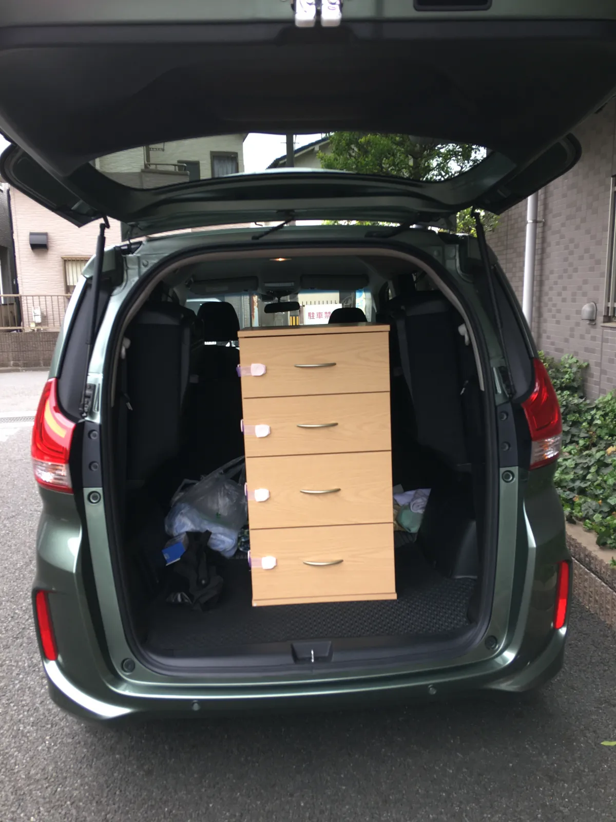 使わなくなったタンスを粗大ゴミ回収センターに持ち込みました。フリードのラゲッジにピッタリ笑
ノートじゃこうはいかなかったからやっぱ車高が高いって使い勝手良いなと思った。

回収料金は600円でした。